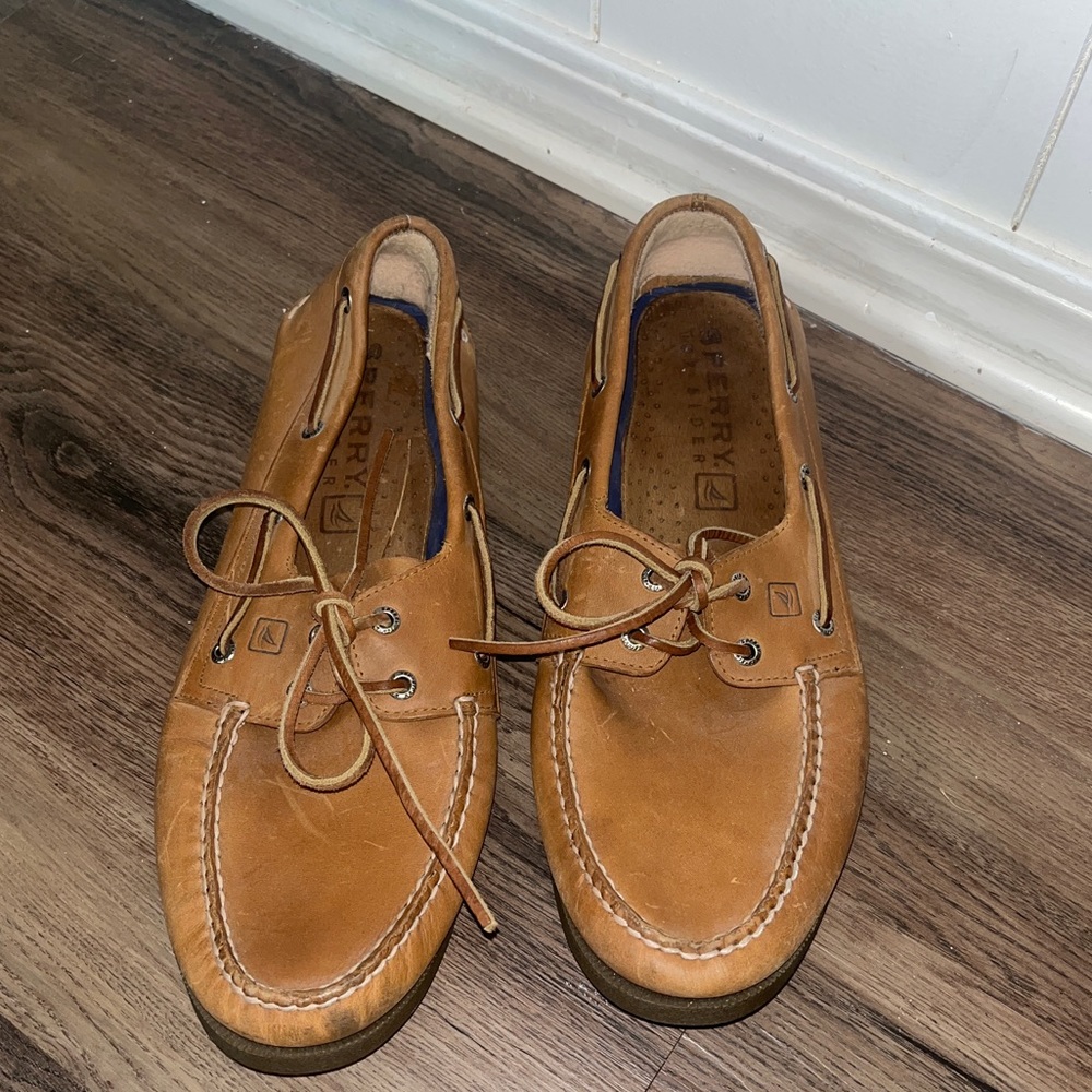 Mens tan sperrys